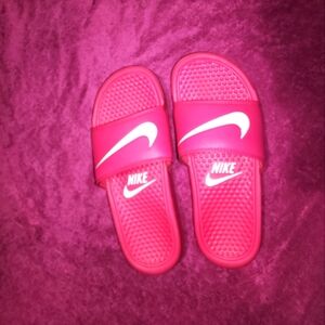 Hot pink Nike slides💗💓💖